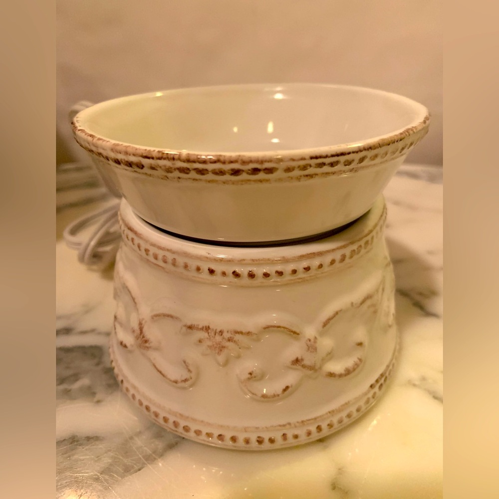 Greenleaf White Scroll Blanc Parchemin Electric Ceramic Warmer & Oil
